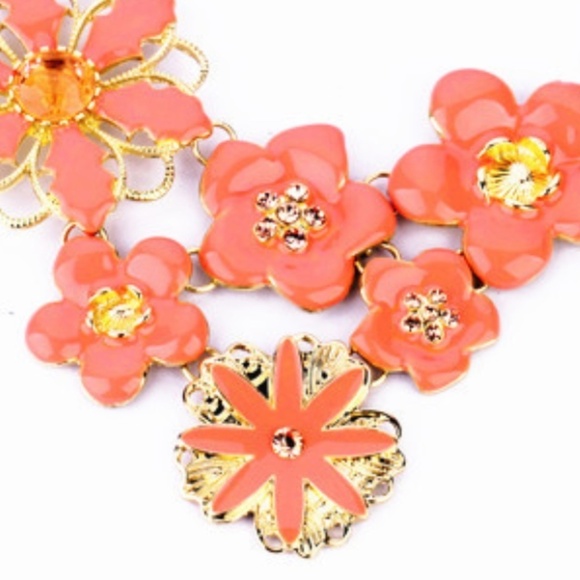 🌸 NWT Coral & Gold Floral Statement Necklace – Bold & Colorful Spring/Summer - Picture 2 of 2